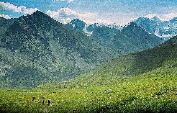Moğolistan, Kazakistan ve Sibirya'nın ortasında konumlanan Altay Dağları Asya'nın tam anlamıyla kalbinde.