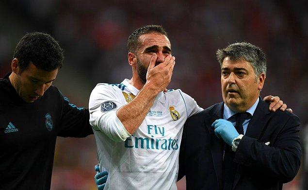 İlk yarıda son anlar oynanırken zorunlu değişikliğe giden taraf bu kez Real Madrid oldu. 36. dakikada Dani Carvajal, sakatlandı ve o da ağlayarak oyunadn çıktı.