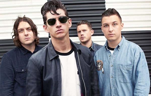 10. Когда Arctic Monkeys создали группу, никто из них не умел играть на музыкальном инструменте