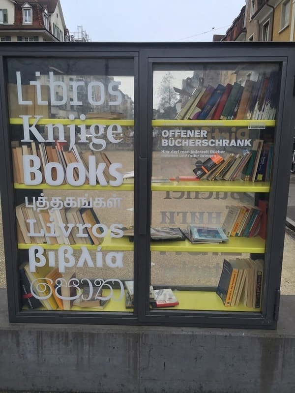 7. В этом городе есть общественный книжный шкаф для книголюбов. Любой желающий может взять почитать и вернуть