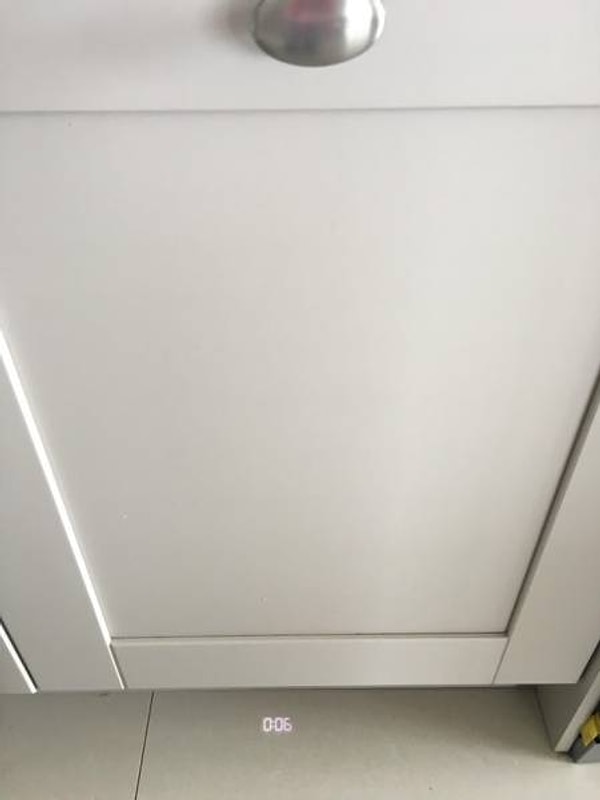 1. Посудомоечная машина проецирует оставшееся время прямо на пол