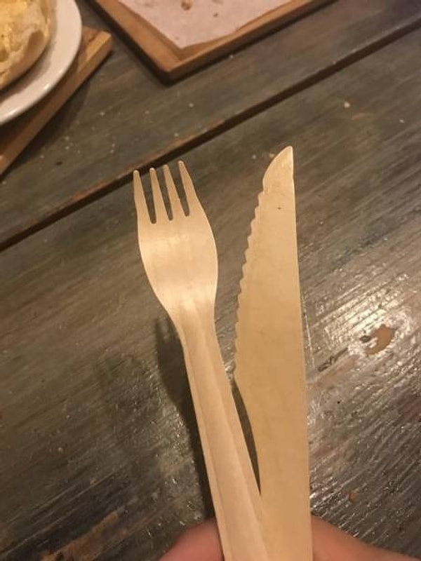 13. Этот ресторан использует деревянную посуду для уменьшения количества пластиковых отходов