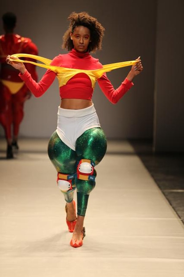 5. История молодого дизайнера, делающего свои первые шаги, довольно интересна.