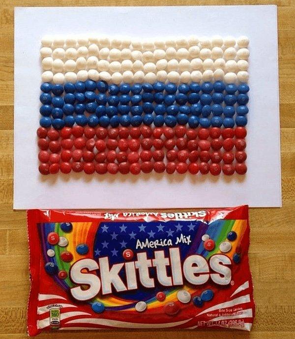 20. Şekerler ile yapılan Rus bayrağı.
