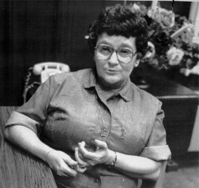 1932 yılında dünyaya gelen Velma Barfield, sürekli istismara uğradığı ailesinden kaçmak için 17 gibi genç sayılabilecek bir yaşta Thomas Burke ile evlenir. Barfield’ın bu evlilikten iki çocuğu olur.
