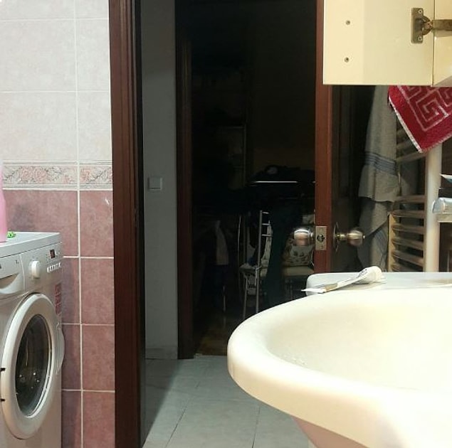 10. Kapısı açık bir şekilde rahatça tuvalete girince.