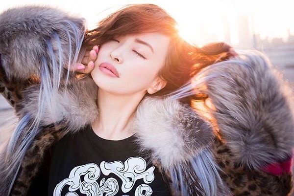 12. Хотя фанаты со всего мира все еще не верят в это, Риза гордится своим возрастом и совсем не скрывает его.