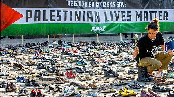 Meydana koyulan ayakkabılar Avrupa'nın dört bir yanındaki gönüllüler tarafından gönderildi.