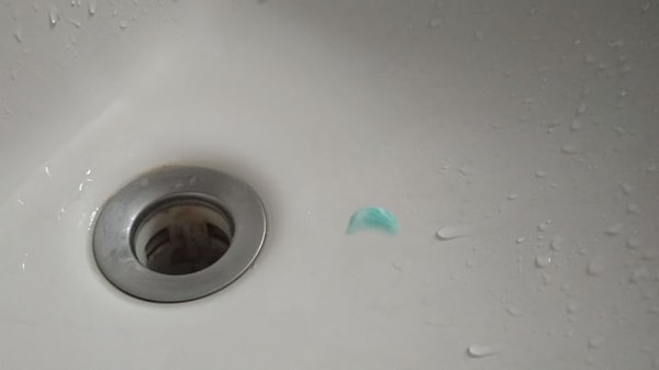 2. Когда зубная паста падает с щетки и застывает на раковине