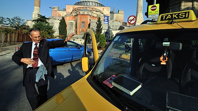 Kursa başlıyor başlamasına ama teorinin yanında pratik de lazım deyip İstanbul'un en turistik bölgesi Sultanahmet'te Yerebatan Sarnıcı taksi durağına kayıt oluyor.