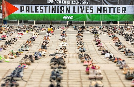 AB Konseyi Önünde Filistin'e Destek Eylemi: 10 Yılda Ölen Filistinliler için 4 Bin 500 Çift Ayakkabı