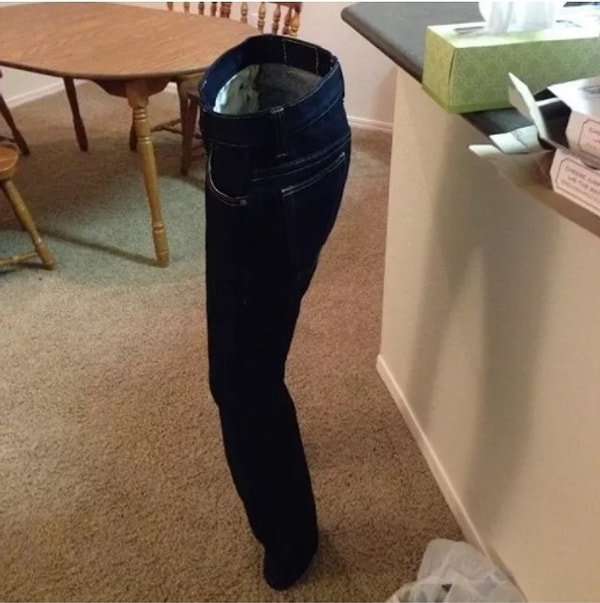 17. Человек-невидимка забыл снять джинсы!