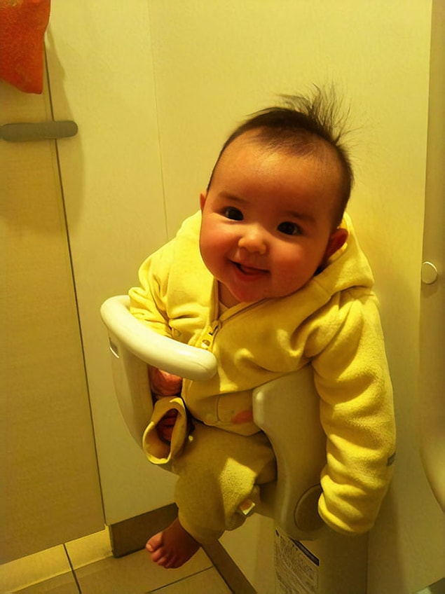6. Birçok banyo ve tuvalette, bebeklerin oturabilmesi için duvara montelenmiş oturaklar bulunuyor.