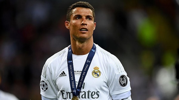 8. Сколько всего "Золотых мячей" у футболиста?