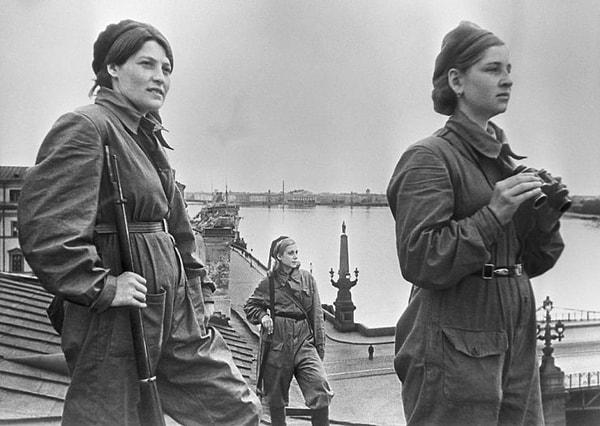 Sovyet Ordusunun Hava Savunma Birliklerinde görev alan bir grup kadın asker nöbet tutarken.