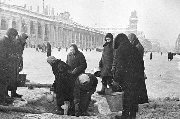 Kuşatma altındaki Leningrad sakinleri kovaları suyla doldurmak için sırada bekliyorlar.