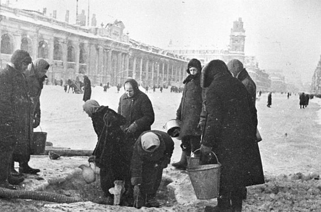 Kuşatma altındaki Leningrad sakinleri kovaları suyla doldurmak için sırada bekliyorlar.