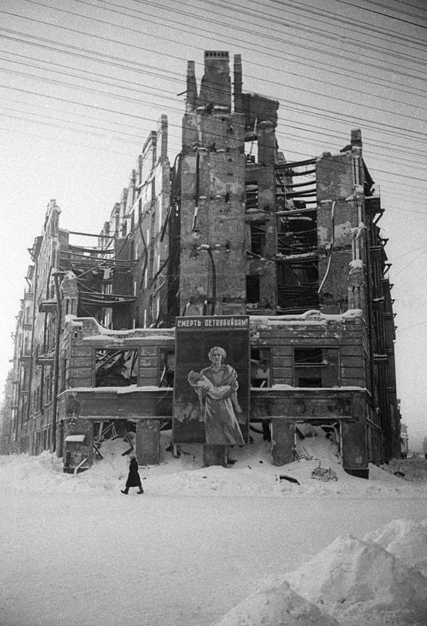 Kuşatma altındaki Leningrad'ın merkezinde bombardıman sonucunda yıkılmış bina.