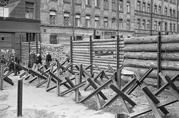 Alman kuşatması altındaki Leningrad sokaklarında barikatlar, Ekim 1941.