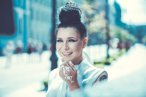 18. Как думаете, как зовут эту девушку?