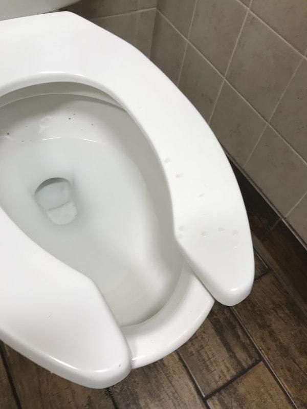 13. Umumi tuvaletlerde gördüğümüz ve insanı geren bu ıslaklık.