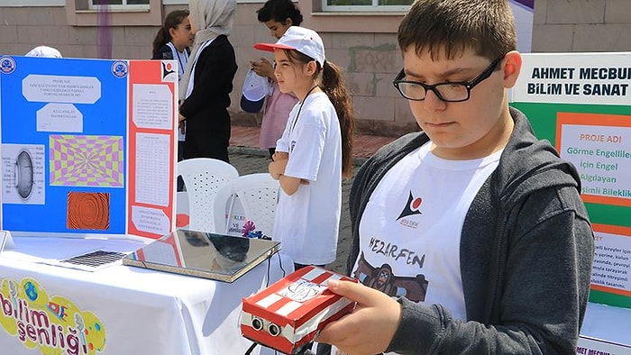 Hedef Bastonsuz Bir Yaşam: Ortaokul Öğrencisi Görme Engelliler İçin Bileklik Geliştirdi