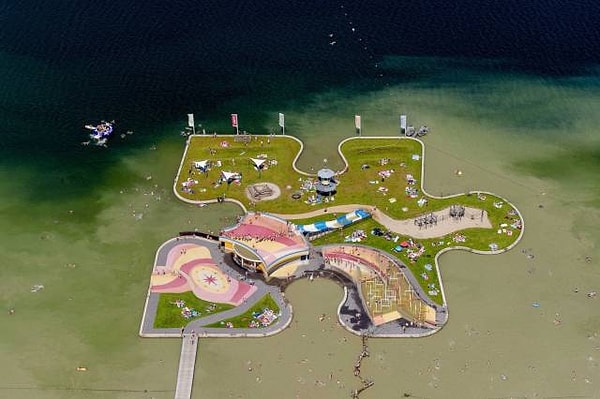 13. Игровая площадка-островок в виде пазла в одном из озер Утрехта, Нидерланды