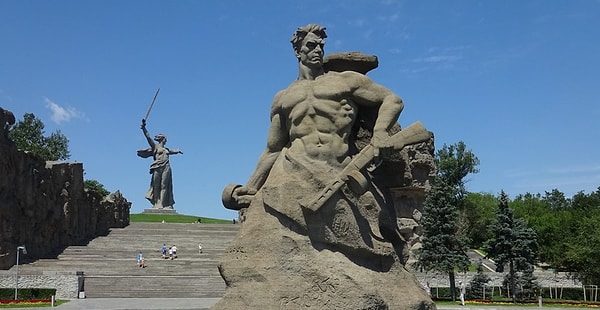 6. Мамаев курган и монумент "Родина-мать" - одни из самых ярких достопримечательностей России. От подножия кургана до его вершины ведут 200 гранитных ступеней. С чем связано это число?