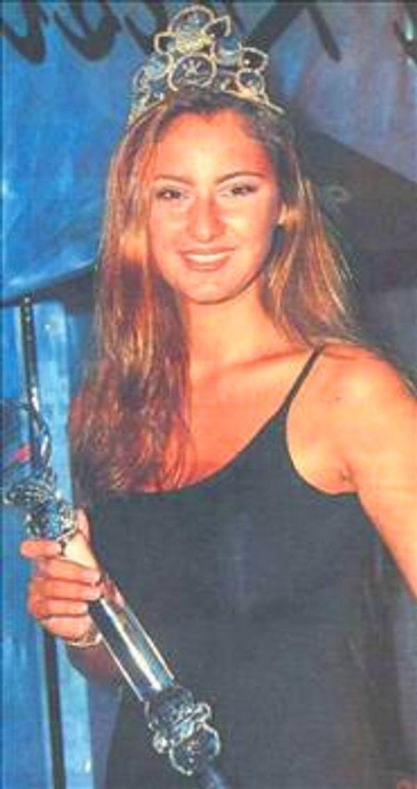 1994 senesinde Miss Turkey güzeli seçilerek taçlandırdı Pınar Altuğ.
