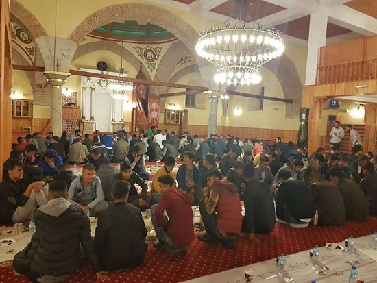Organizasyonun Böylesi: Konya'da AKP İl Başkanlığı Camide İftar Yemeği Verdi