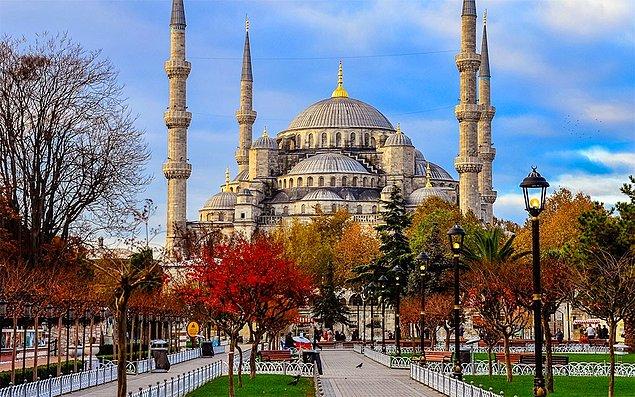 1617 - Sultan I. Ahmet tarafından İstanbul'da adıyla anılan meydanda 1609-1616 yılları arasında Mimar Sedefkâr Mehmet Ağa'ya yaptırılan Sultanahmet Camii ibadete açıldı.