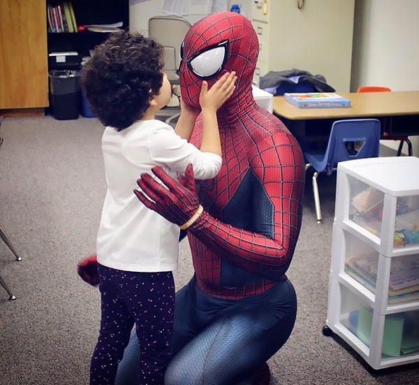 3. Во сне она показала ему видео на проекторе. В нем Человек-паук входил в больницу, полную детишек