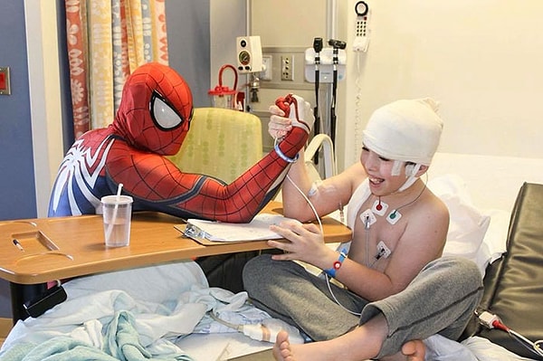 17. "Моя жизнь принадлежит им, и она продолжается", — говорит молодой человек