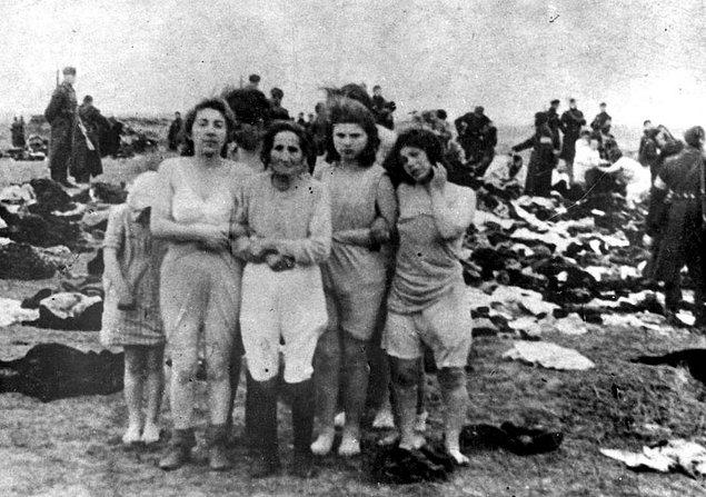 Yahudi kadınların infazlarından önceki son fotoğrafları.