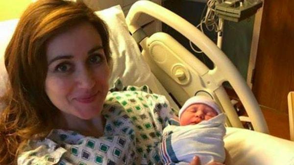 10. Bir doktor olan Amanda Hess doğum yapacaktı, fakat hastanede doğum yapan bir başka kadının durumu kritik olduğu için kendi doğumuna ara verip onun yanına gitti.