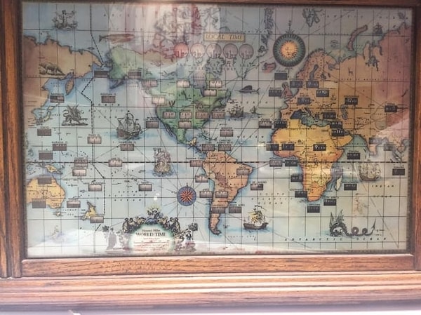 10. Гигантская карта со встроенными дисплеями, показывающими время по всему миру