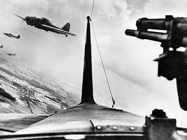 4. Вы уже знаете, что самым популярным советским штурмовиком был Ил-2. Какое у него было прозвище?