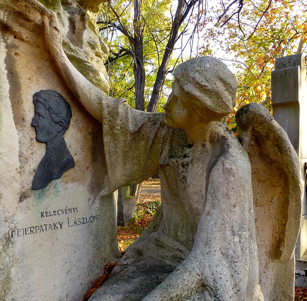 7. Кто из этих писателей питал особую тягу к мертвым телам и регулярно посещал морг?