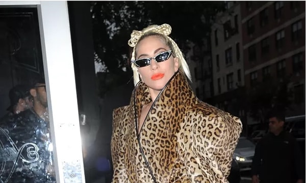 Кажется, Леди Гага поменяла тактику: днем она безупречно одетая дама, а ночью певица возвращается в привычный всем эпатажный образ!