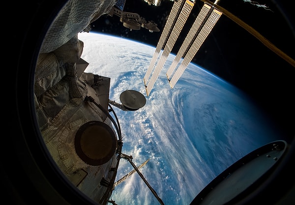 9. "Земля в иллюминаторе, земля в иллюминаторе, земля в иллюминаторе видна..."