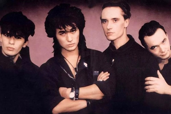 10. "Белый снег, серый лёд на растрескавшейся земле".