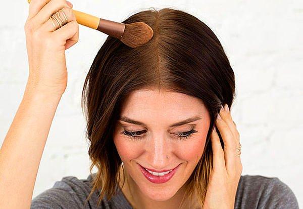 3. Bir fırça yardımı ile saç renginize yakın bir farı saçınıza uygulayarak daha gür gözüken bir saç elde edebilirsiniz.