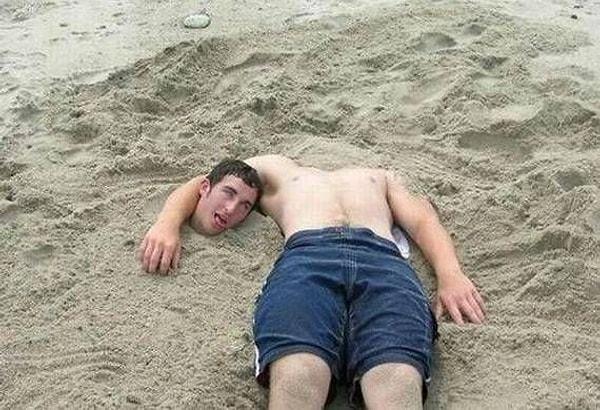 10. Tatilcilere önemli duyuru! Gözlerinizi kan ağlatacak seviyede kuma gömülme şakaları da sahillerde yerlerini alacaktır.