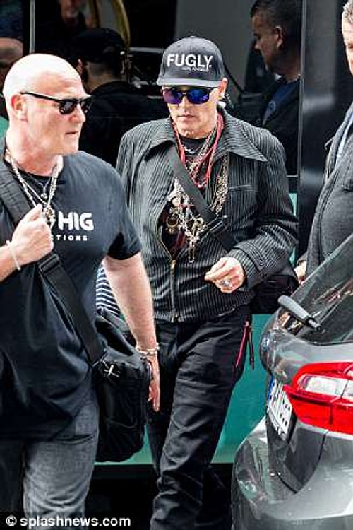 Bugün turne kapsamında Berlin'e giden Depp, sosyal medyadaki paylaşımlardan haberdar olmuştu sanki... Bu kez yüzünü siyah güneş gözlükleri ile saklamayı tercih etti.