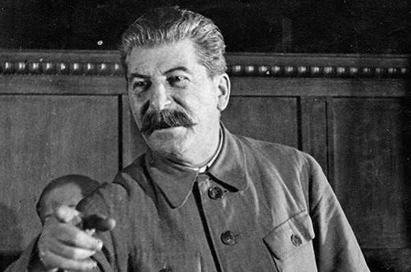 14. Говорят, что на похоронах своей первой жены Сталин сказал следующее: «Это нежное существо смягчало мое каменное сердце; но увы Като умерла, и вместе с ней навек умерли все мои последние теплые чувства к людям».