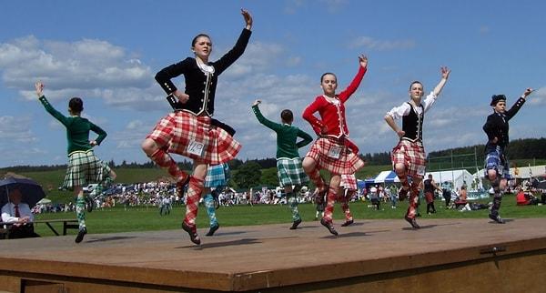 16. İskoçlar dünyaca ünlü dansçılardır.