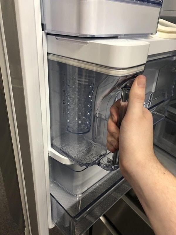 13. Bu buzdolabının içinde kendine ait bir sürahisi var. Soğuk suyu direkt sofraya servis edebiliyorsunuz.