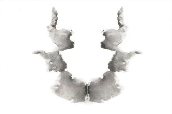 7. Стандартный ИИ — черно-белый снимок маленькой птички, Норман — человек, которого затягивает в мясорубку.