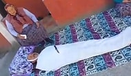 Olmaz Olsun Böyle Şaka! Evinin Önünde Kefene Sarılmış Halde Yatan Evladını Görünce Göz Yaşı Döken Anne