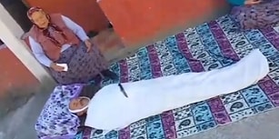 Olmaz Olsun Böyle Şaka! Evinin Önünde Kefene Sarılmış Halde Yatan Evladını Görünce Göz Yaşı Döken Anne